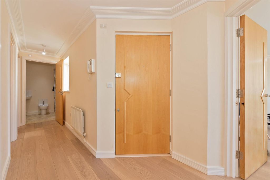Additional image 5 of 2 bed flat for saleHigh Street, Berkhamsted HP4