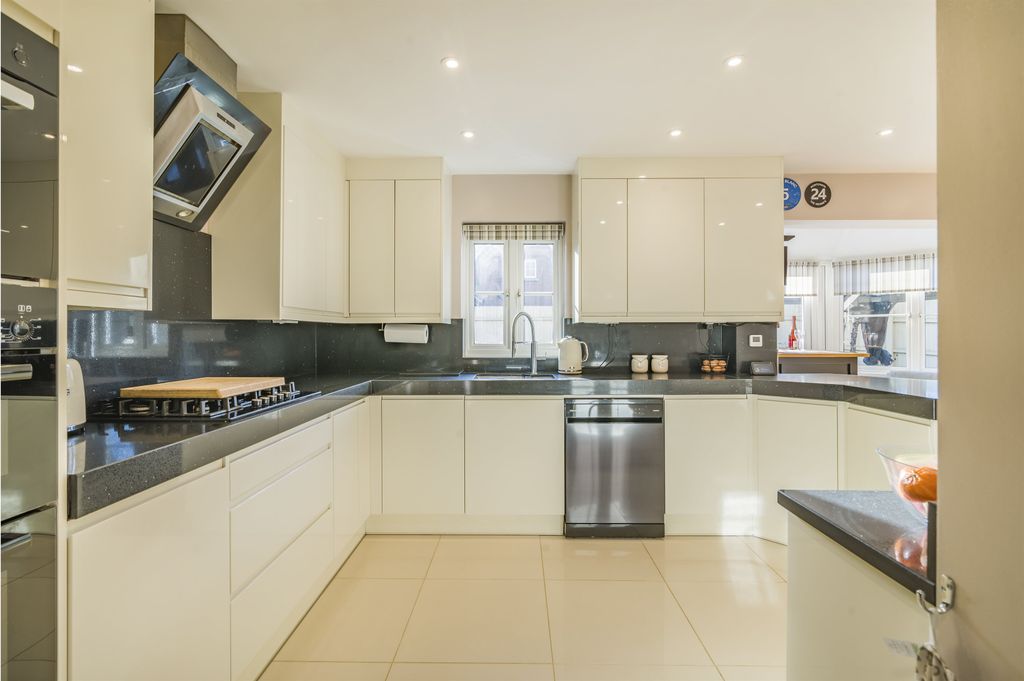 5 bed detached house for salePencoed View, Llanmartin, Newport, Gwent NP18 photo 2