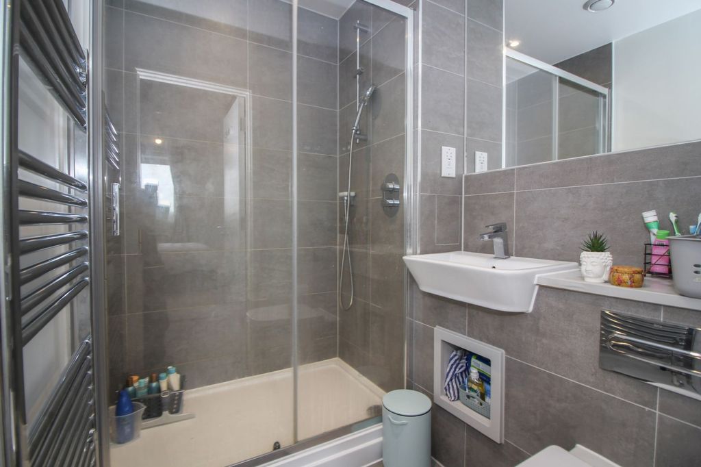 Additional image 8 of 2 bed flat for saleOxhey Drive, South Oxhey, Watford WD19