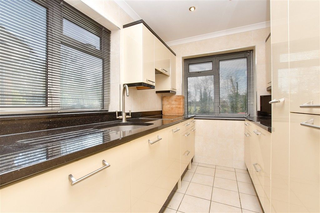 2 bed maisonette for saleCastleton Close, Banstead, Surrey SM7 photo 3