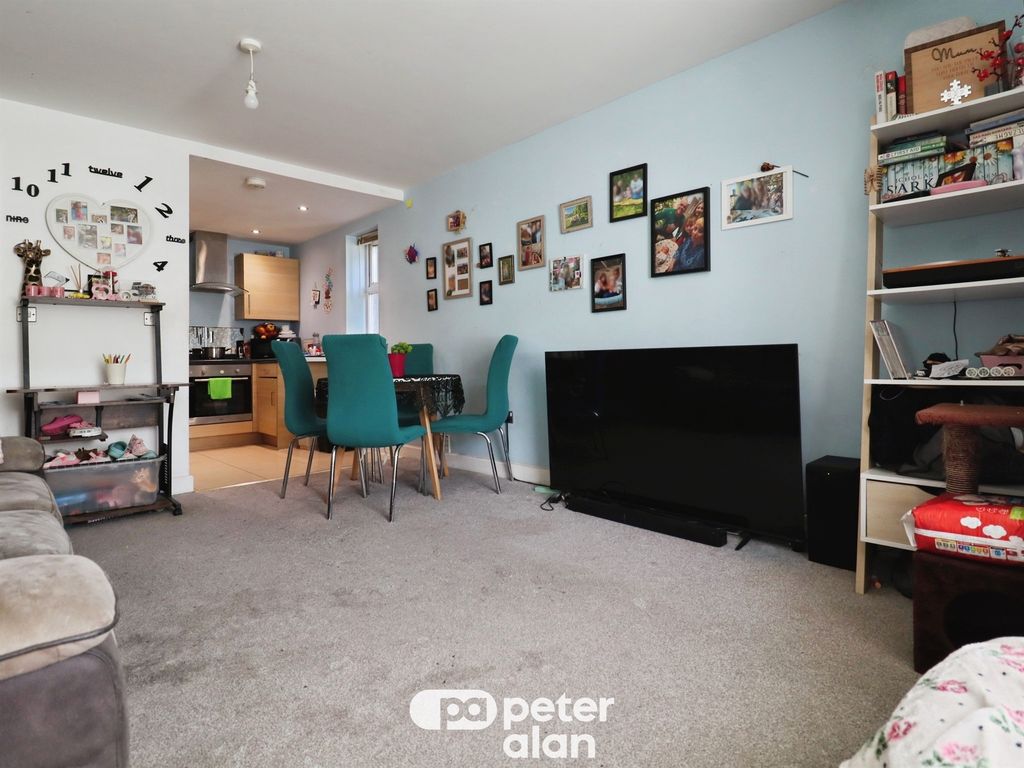 2 bed flat for saleNewport Road, Cardiff CF24 photo 4