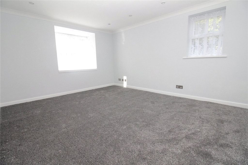 2 bed flat for saleNorthampton Grove, Langdon Hills, Basildon, Essex SS16 photo 3