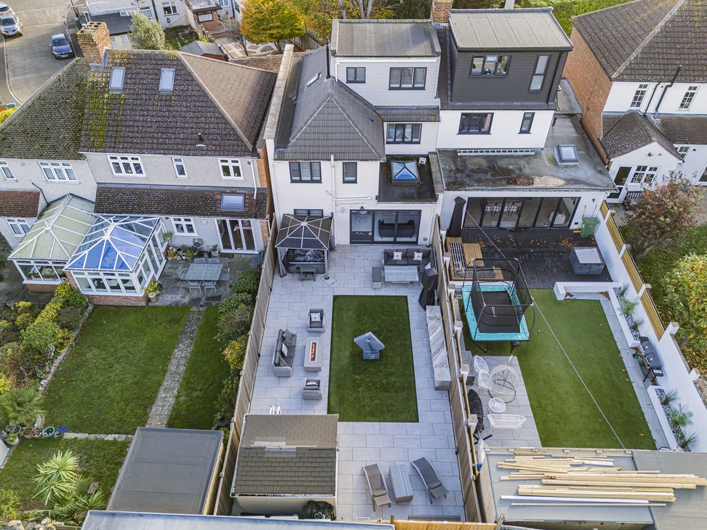 Additional image 2 of 4 bed semi-detached house for saleEdwin Close, Bexleyheath DA7
