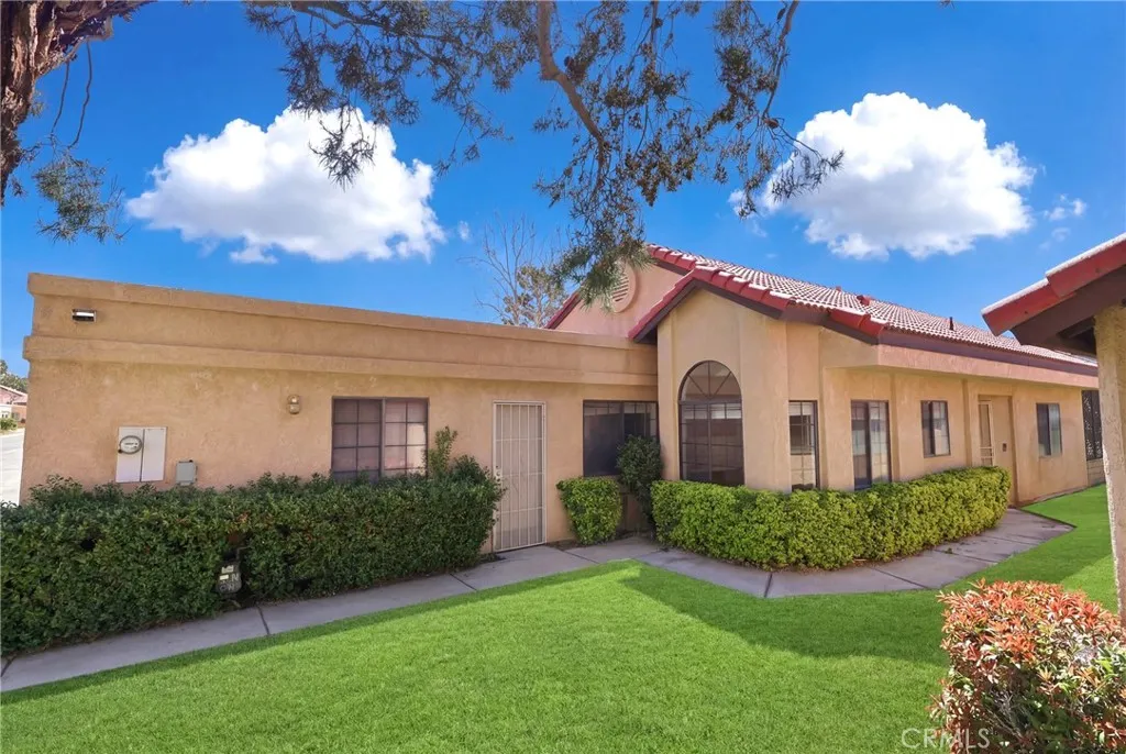 19077 Elm Dr, Apple Valley, CA 92308 photo 2