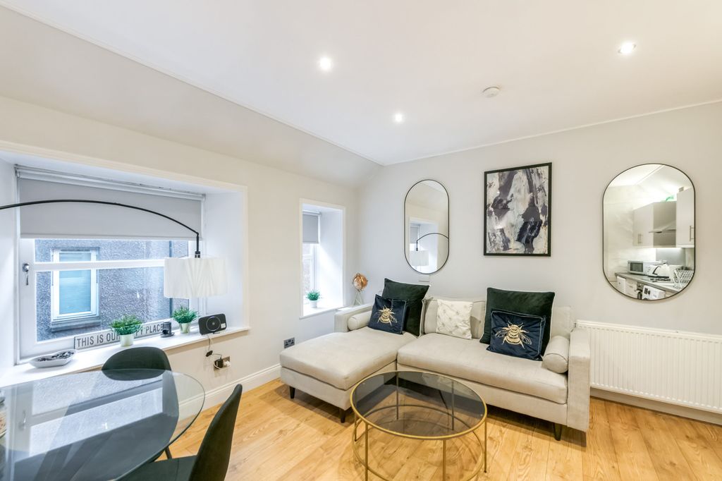 2 bed flat for saleThe Cross, Crieff PH7 photo 3