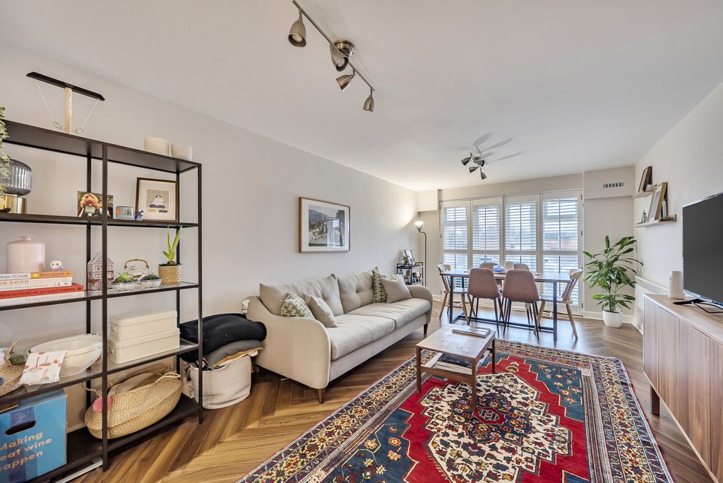 2 bed flat for saleGoldsworth Road, Woking GU21
