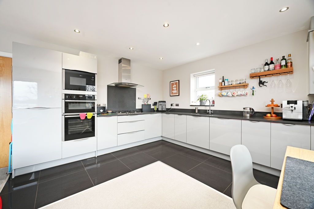 2 bed flat for saleLime Tree House, Hunters Walk, Chesterfield S40 photo 5
