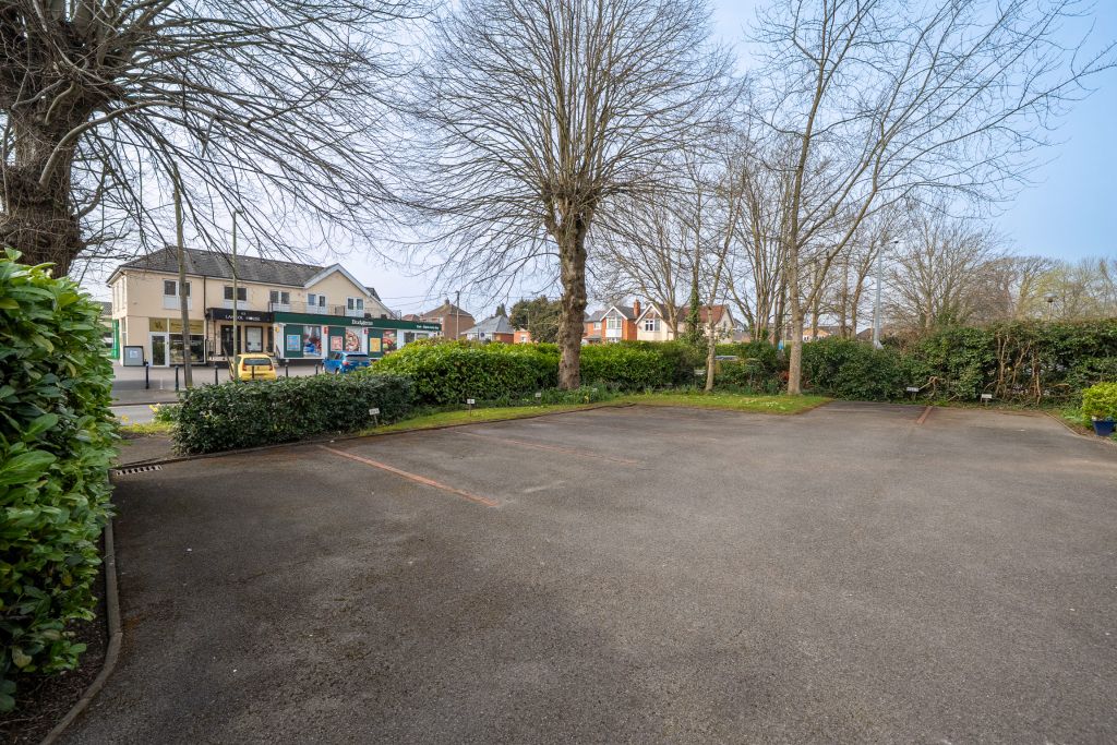 2 bed flat for saleThe Laurels, Andover SP10 photo 2
