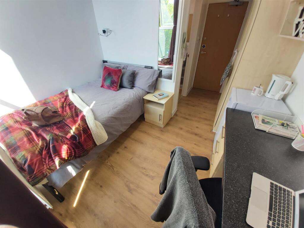 Room 6 Burton Chambers photo 2