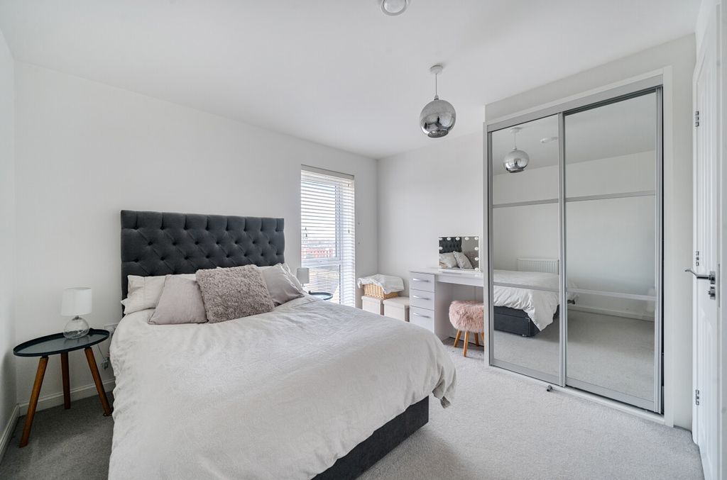 2 bed flat for saleStrong Drive, Basingstoke, Hampshire RG21 photo 3