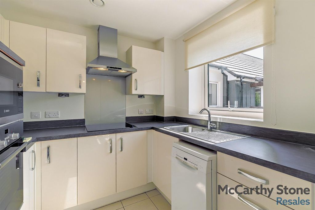 1 bed flat for saleJackson Place, Fields Park Drive, Alcester, Warwickshire B49 photo 2