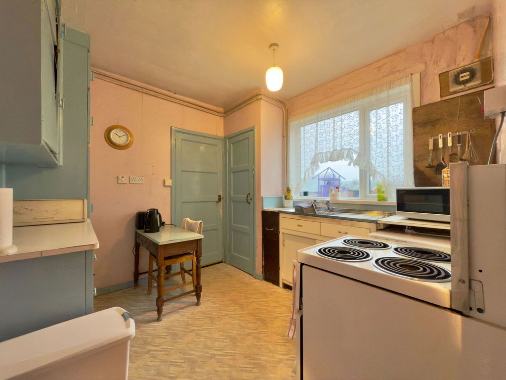 3 bed terraced house for saleCarrol Crescent, Brora KW9 photo 4