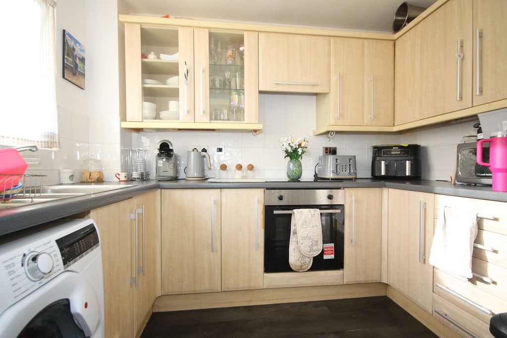 Additional image 3 of 2 bed flat for saleHallington Close, Woking GU21
