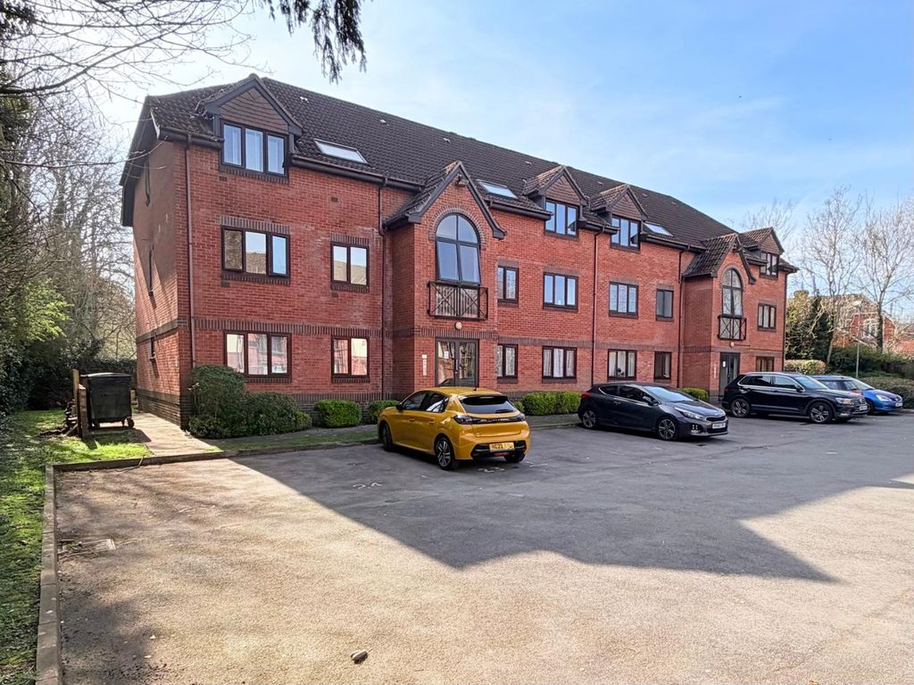 2 bed flat for saleWoodpeckers, Heather Drive, Andover SP10