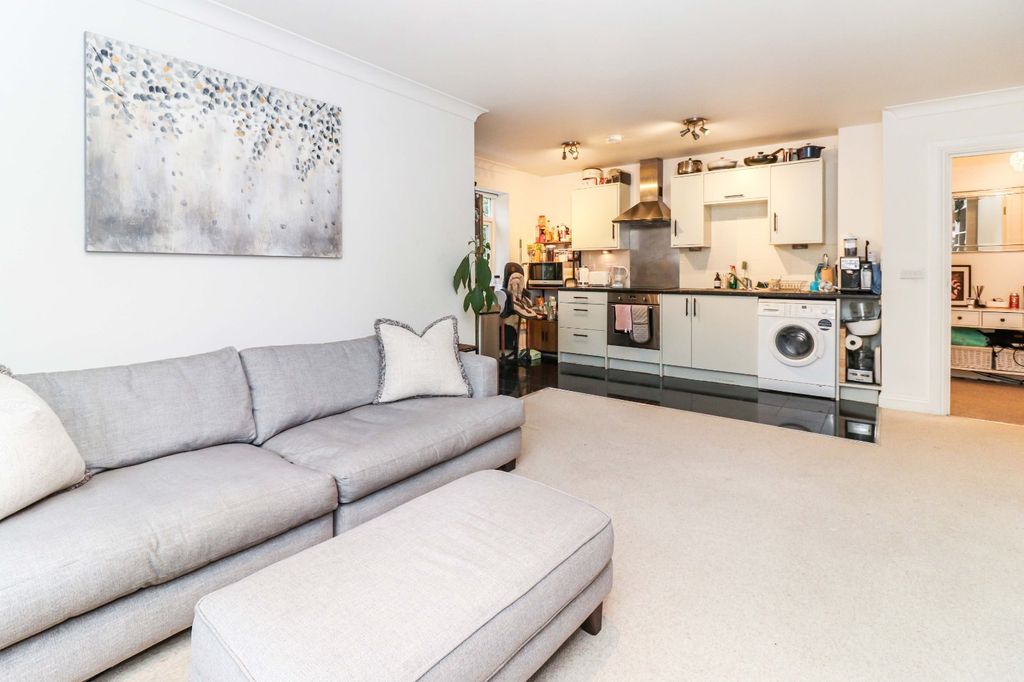 Additional image 11 of 2 bed flat for saleStation Road, Beaconsfield, Buckinghamshire HP9