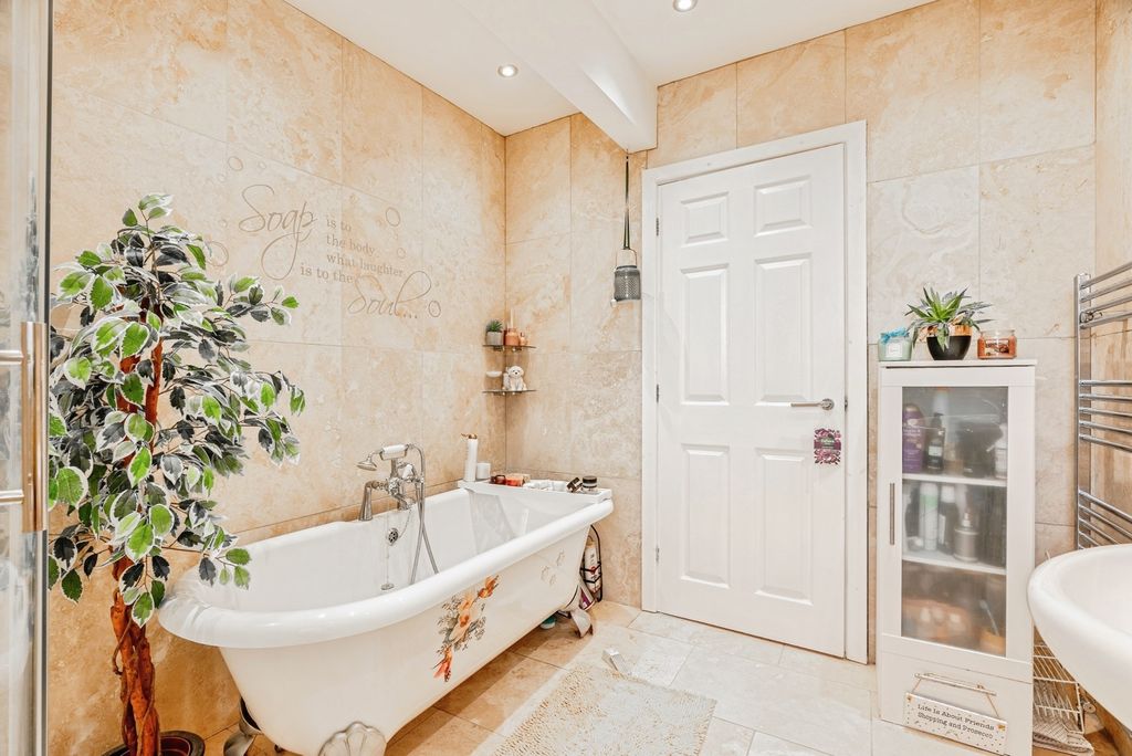 Additional image 19 of 5 bed bungalow for saleGlenborough Avenue, Bacup, Lancashire OL13