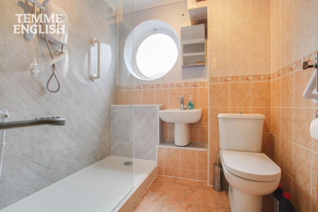 Additional image 14 of 2 bed flat for saleThe Vale, Basildon SS16