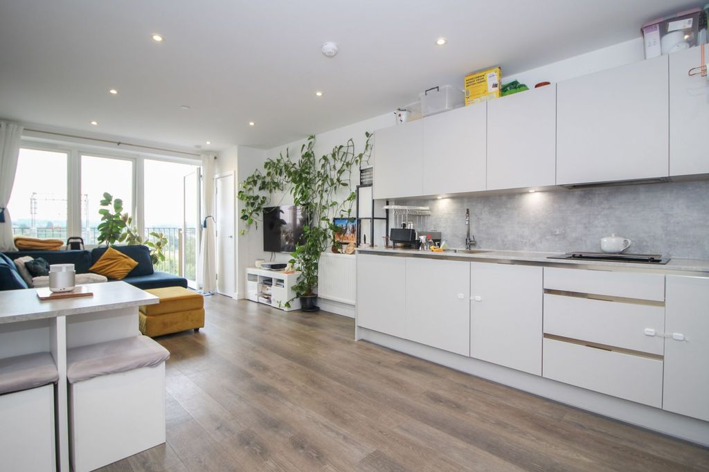 Additional image 6 of 2 bed flat for saleOxhey Drive, South Oxhey, Watford WD19