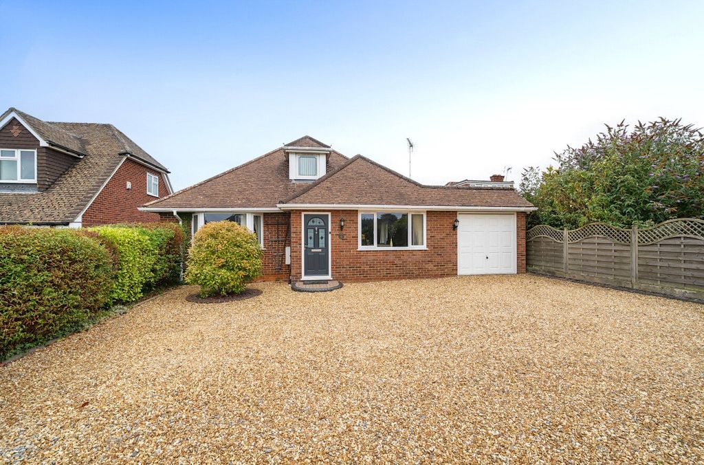 5 bed bungalow for saleByfleet Avenue, Old Basing, Basingstoke, Hampshire RG24