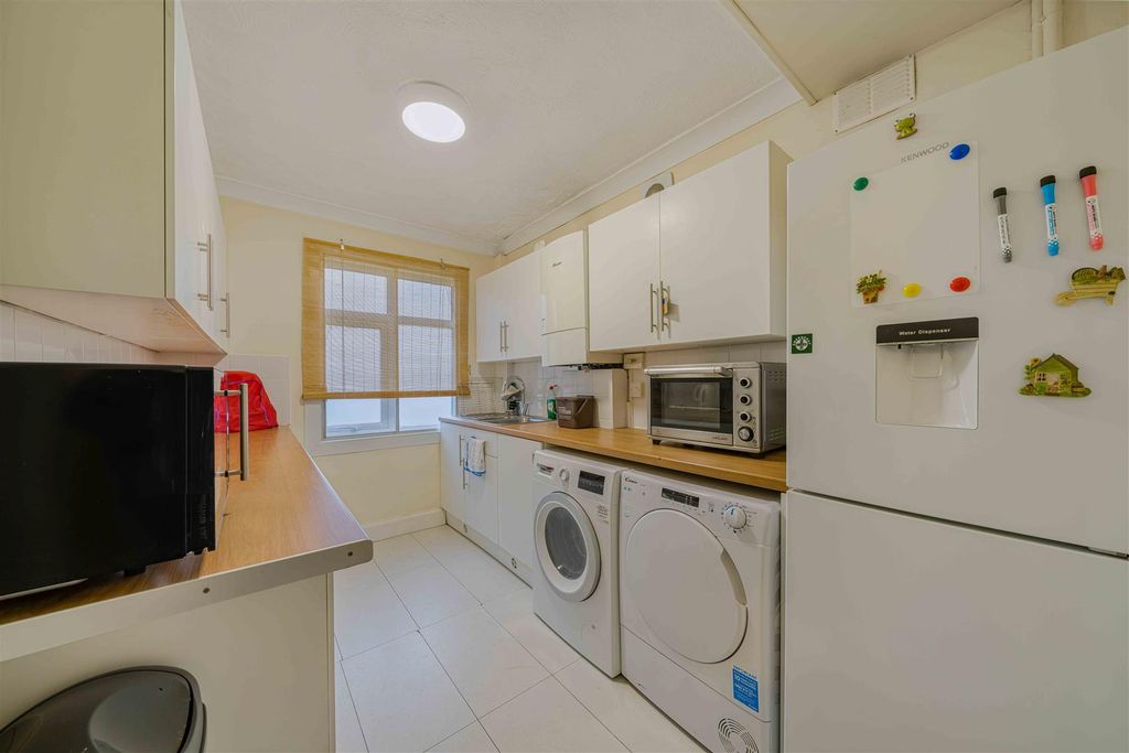 2 bed flat for saleWoodside Lane, Bexley DA5 photo 5