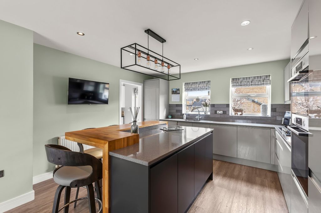 Additional image 18 of 6 bed detached house for saleAgincourt Drive, Bingley, West Yorkshire BD16