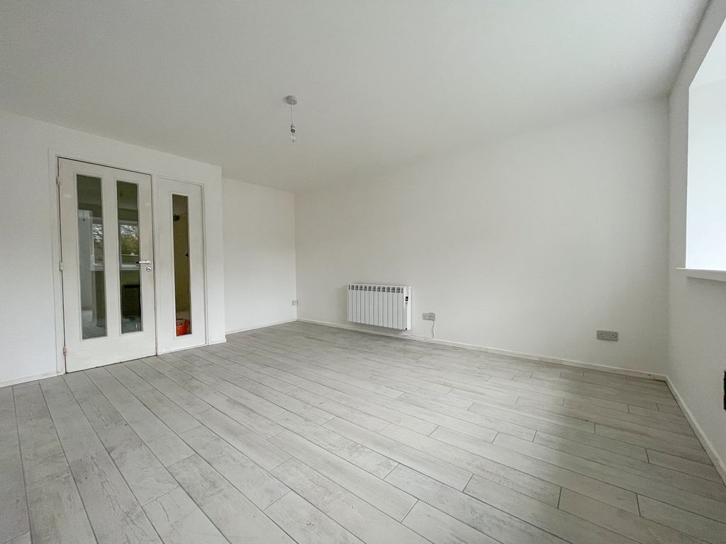 2 bed flat for saleWoodhams Close, Battle TN33 photo 4