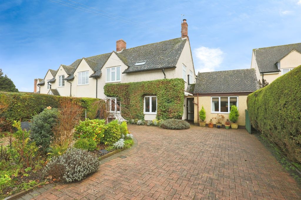 5 bed semi-detached house for saleBignell View, Chesterton, Bicester OX26
