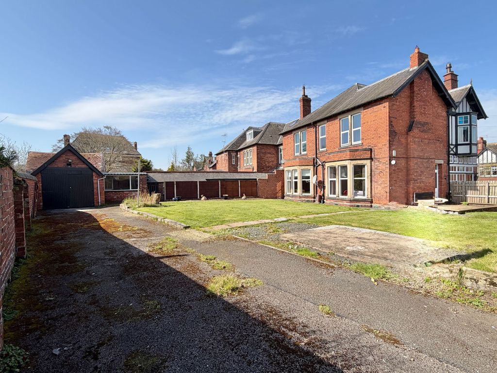 3 bed flat for saleCromwell Crescent, Carlisle CA3 photo 2