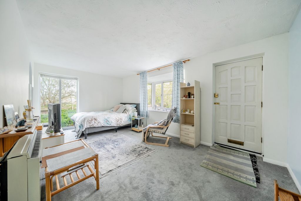 Studio for saleMonks Crescent, Addlestone KT15 photo 4