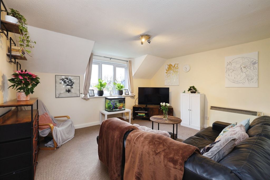 2 bed flat for saleHeather Drive, Andover SP10 photo 2