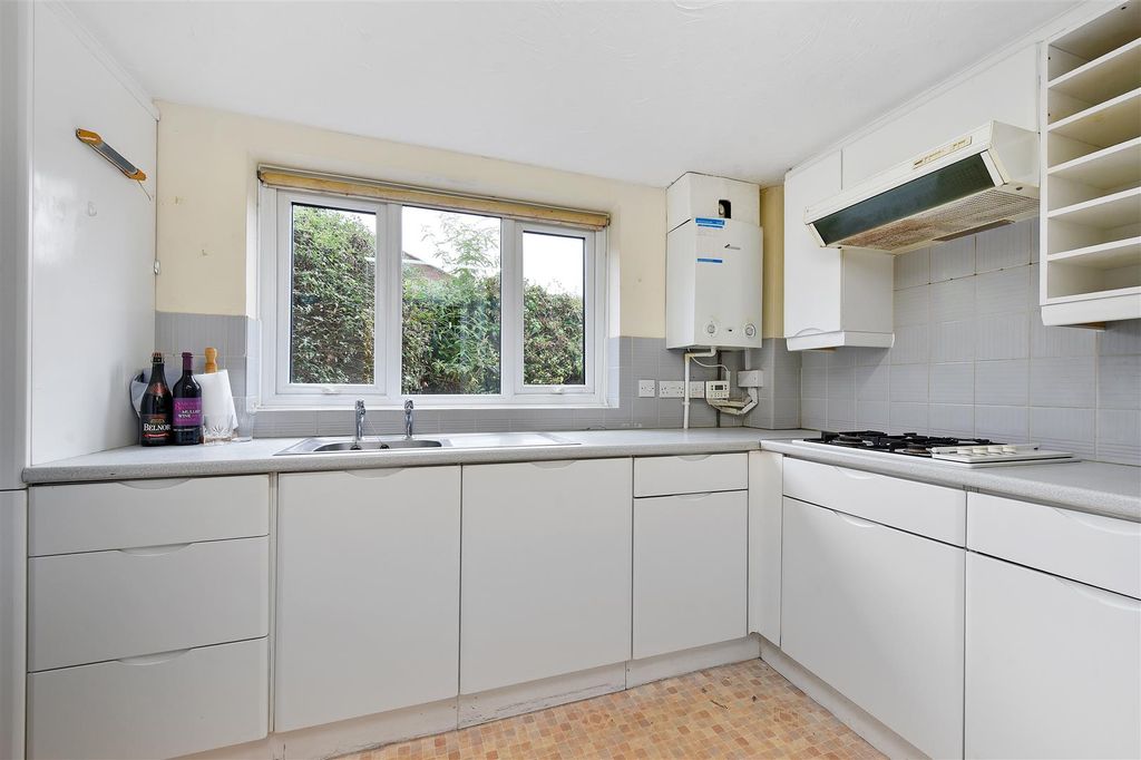 2 bed maisonette for saleCarters Meadow, Charlton, Andover SP10 photo 3
