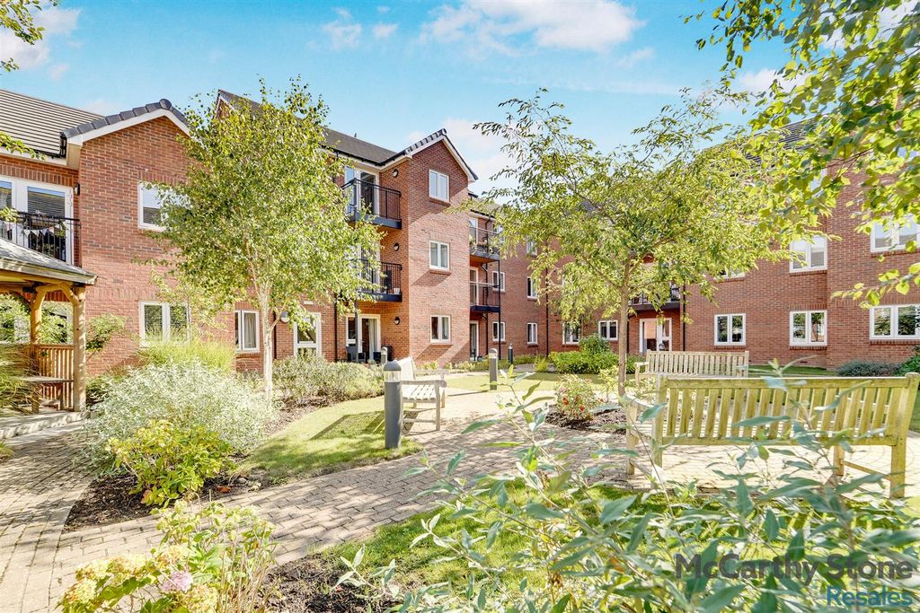 2 bed flat for saleOakhill Place, High View, Bedford, Bedfordshire MK41