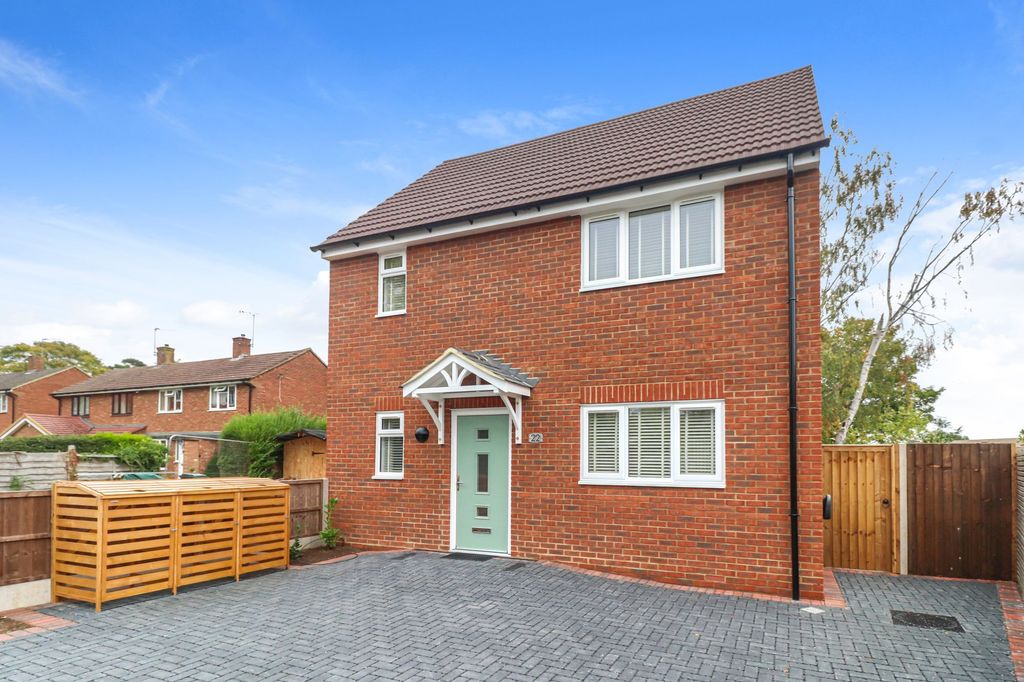 3 bed semi-detached house for saleParnell Close, Abbots Langley WD5