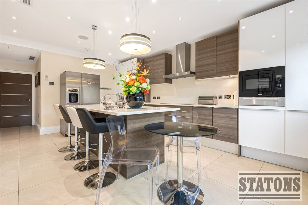 Additional image 10 of 3 bed flat for saleCockfosters Road, Barnet EN4
