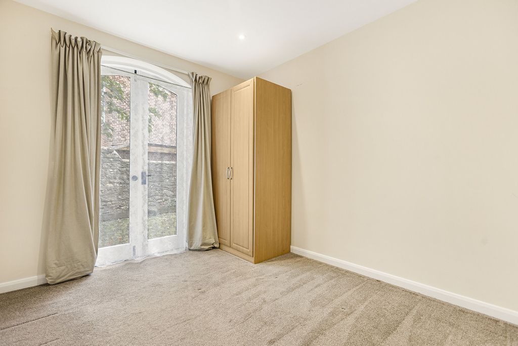 Additional image 4 of 2 bed flat for saleLombard Street, Abingdon OX14