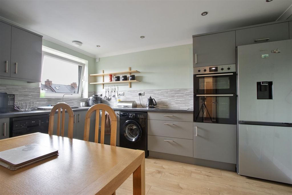 2 bed flat for saleNewbold Back Lane, Brockwell, Chesterfield S40