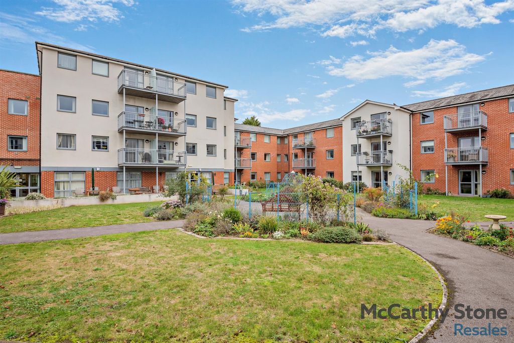 2 bed flat for saleLady Susan Court, New Road, Basingstoke, Hampshire RG21