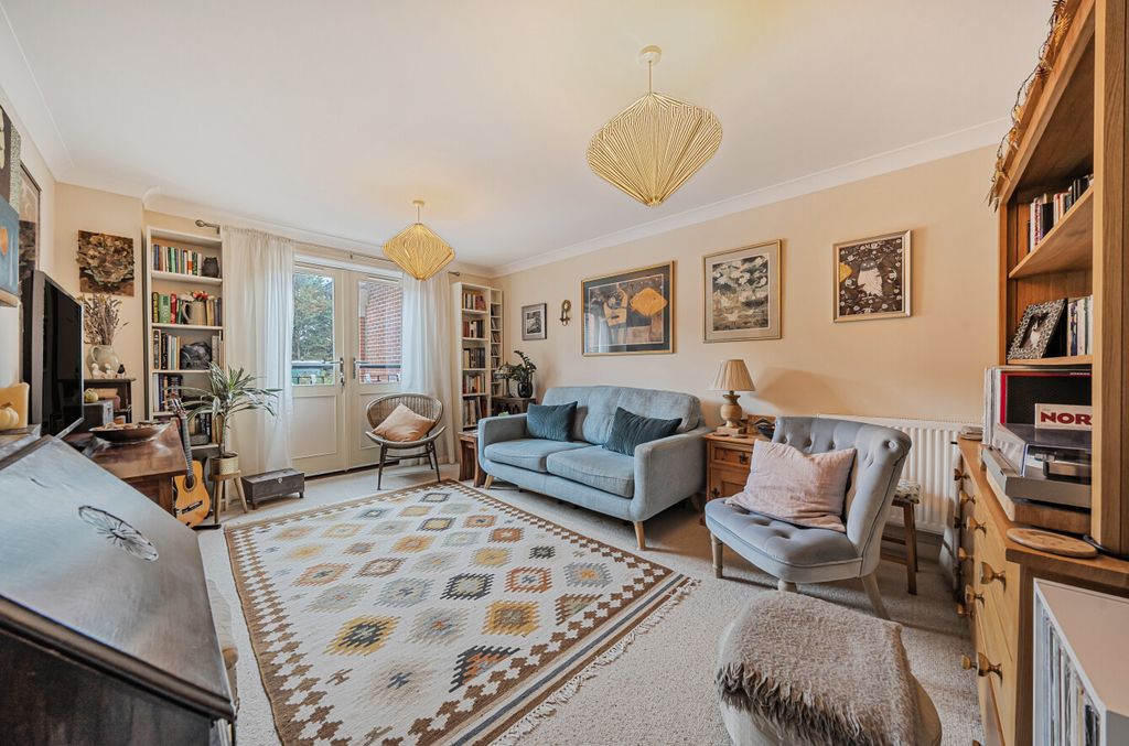 Additional image 2 of 2 bed flat for saleRobins Court, Alresford, Hampshire SO24