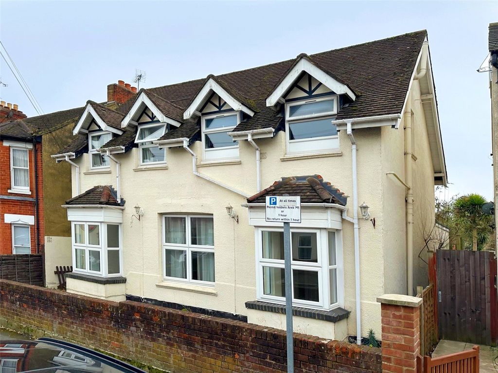 2 bed flat for saleSt. Michaels Road, Aldershot, Hampshire GU12