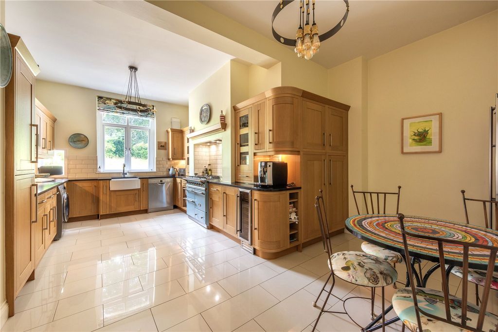 3 bed flat for saleSandy Lane, Betchworth, Surrey RH3 photo 2