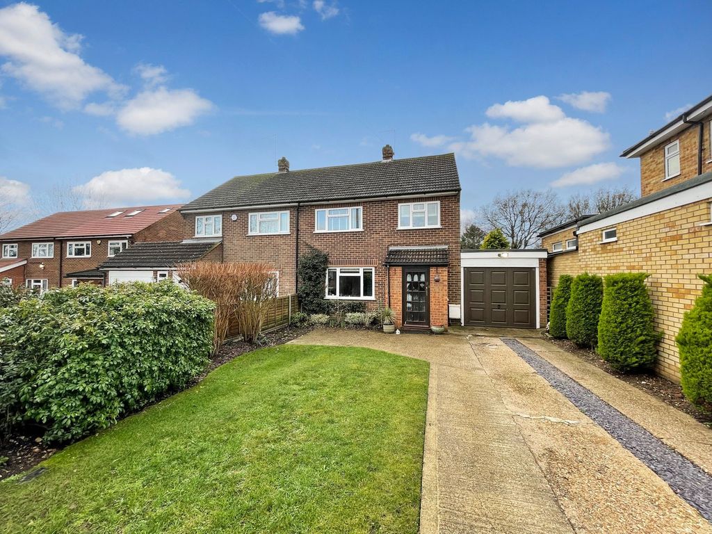3 bed semi-detached house for salePomeroy Close, Amersham HP7