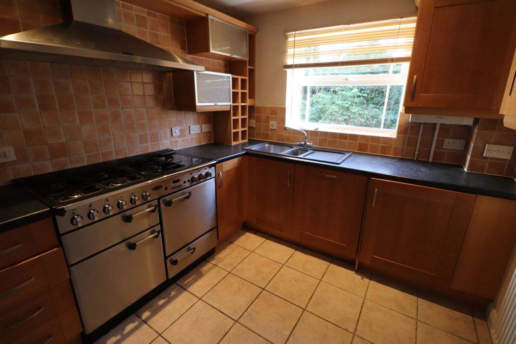 2 bed flat for saleShepherds Spring Lane, Andover SP10 photo 3