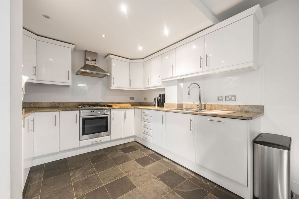 Additional image 2 of 2 bed flat for saleCrescent Road, Beckenham BR3