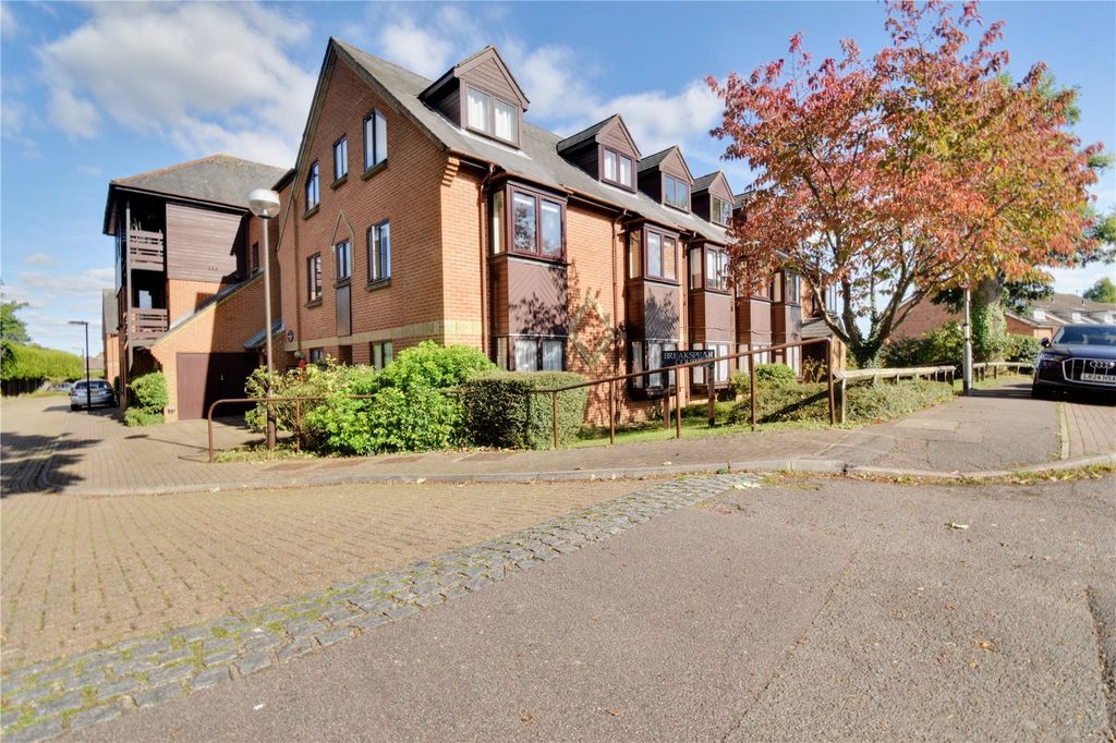 1 bed flat for saleThe Crescent, Abbots Langley, Hertfordshire WD5