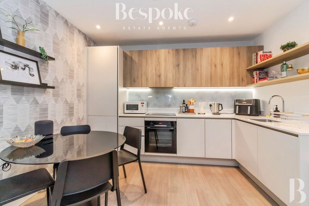 Additional image 9 of 2 bed flat for saleSunapee Road, Reading RG2