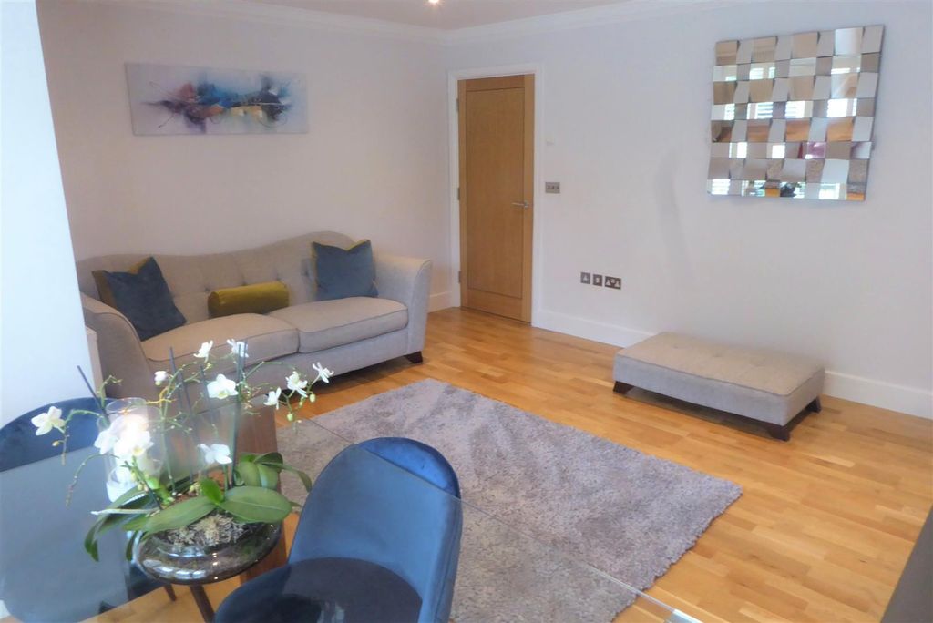 Additional image 3 of 2 bed flat for saleTudor Court, London Road, Windlesham GU20