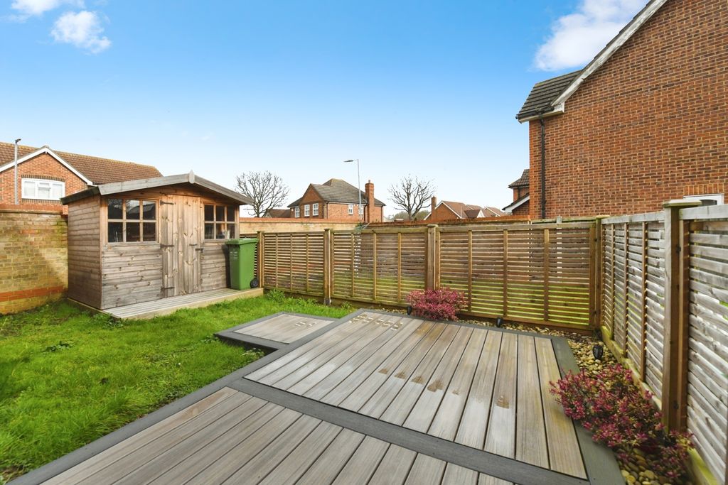 2 bed maisonette for saleNottingham Way, Basildon, Essex SS16 photo 4