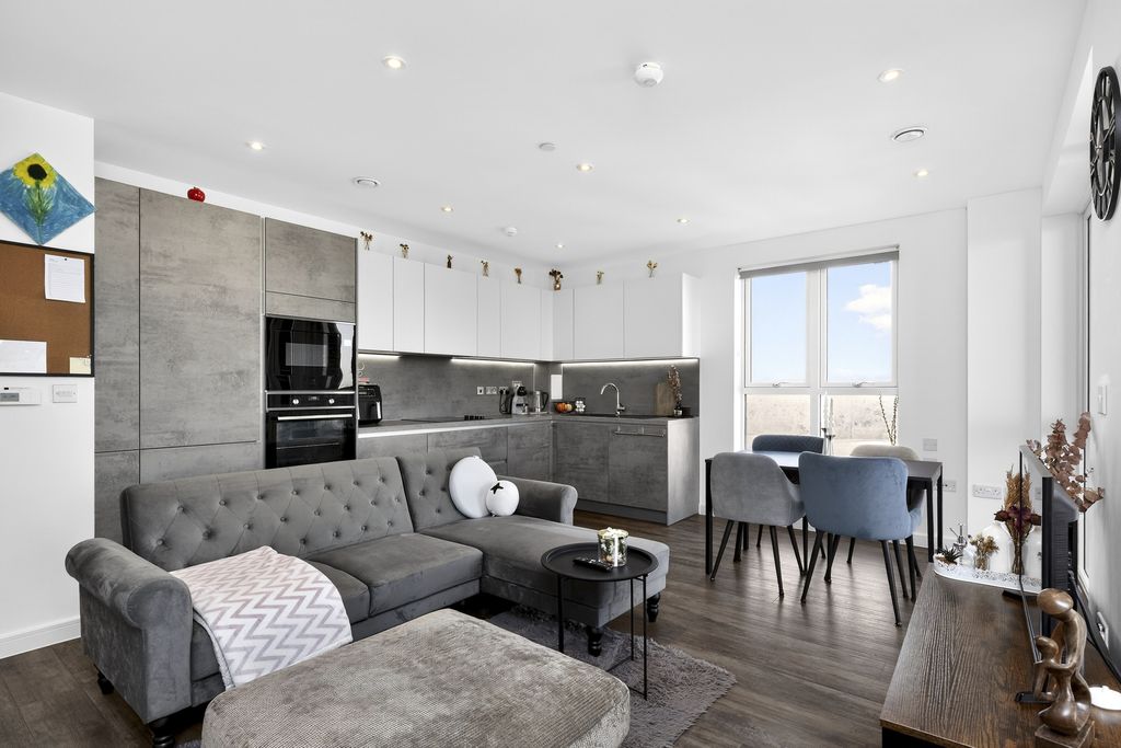3 bed flat for sale8 Drydock Square, Barking IG11 photo 2