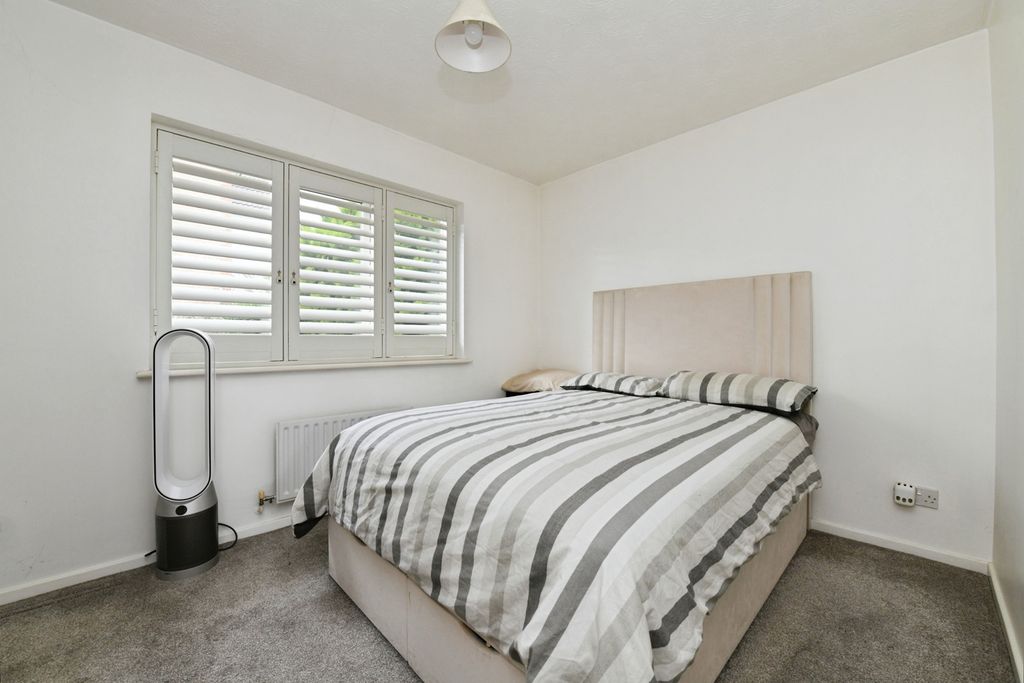 2 bed maisonette for saleNottingham Way, Basildon, Essex SS16 photo 5