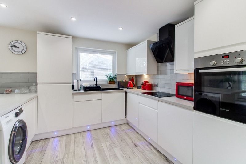 2 bed flat for saleThe Gallops, Langdon Hills, Basildon, Essex SS16 photo 3